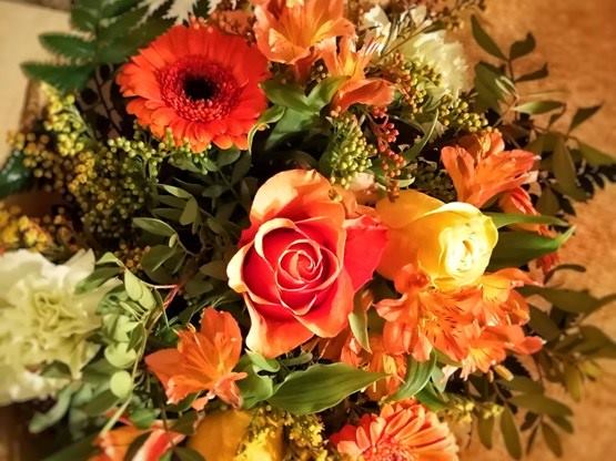 Bouquet compuesto por rosas, gerberas mini, alstromelia y solidago en colores naranjas y amarillos.