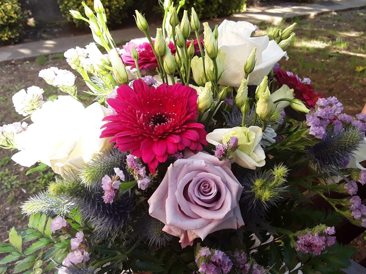Eterno Ramo Variado Rosas y Lisianthum 55€