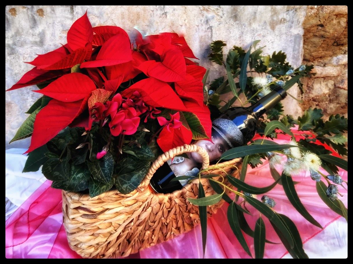 Cesta Navideña Cesta de mimbre decorada con Ponsetia, Cyclament Mini