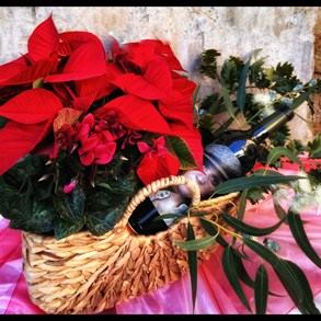 Cesta Navideña Cesta de mimbre decorada con Ponsetia, Cyclament Mini